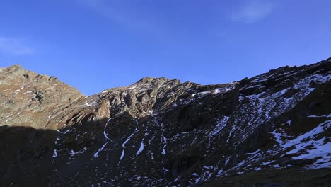 Montañas-Con-Parches-De-Nieve