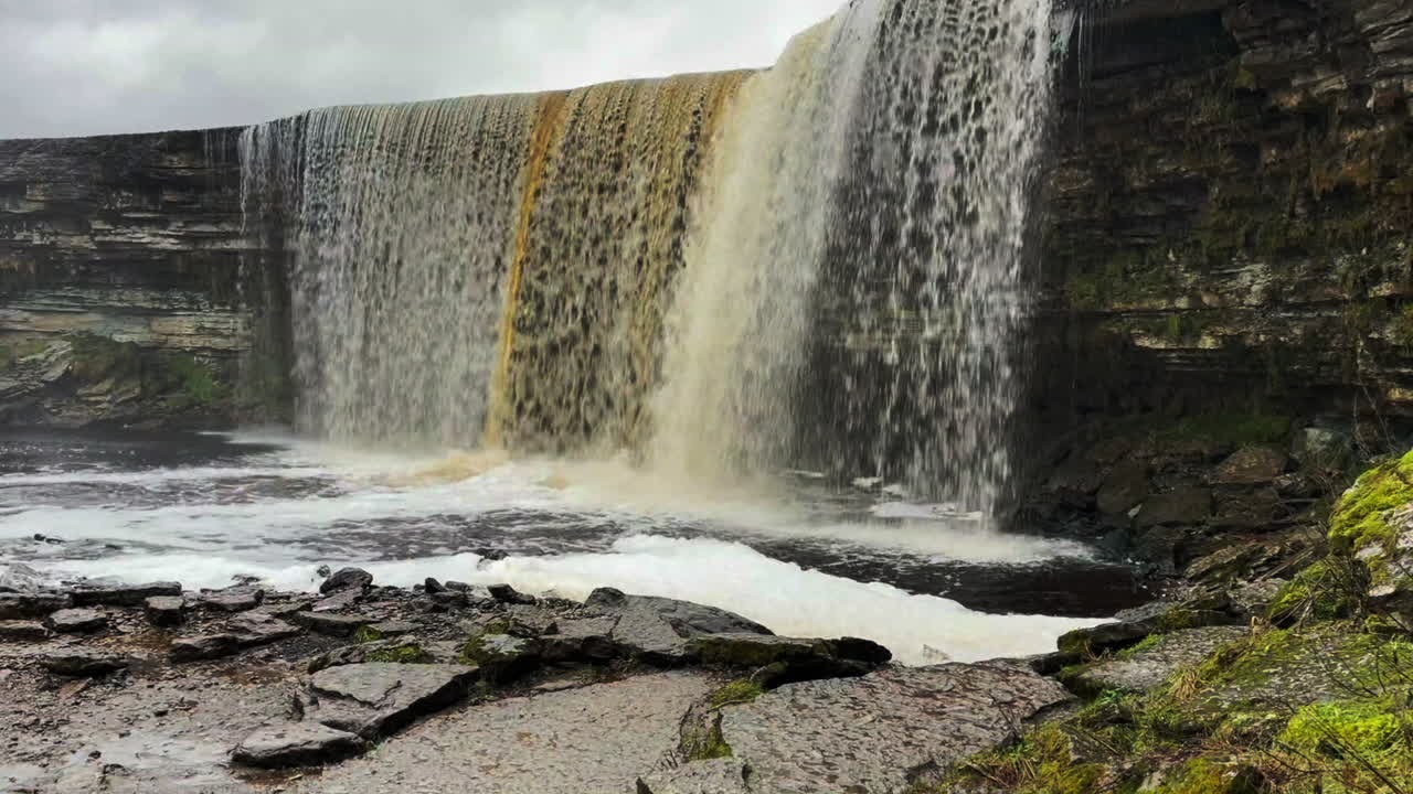 video fijo de la cascada de jagala en estonia-otoño