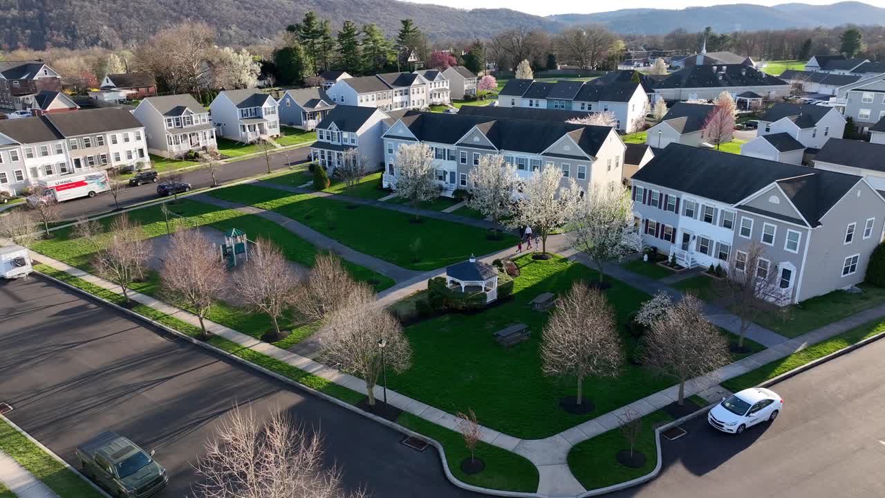 Quartier résidentiel luxueux en Pennsylvanie rurale, scène printanière