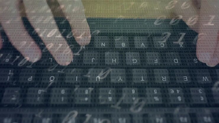 Animación de codificación binaria sobre una persona escribiendo en un teclado de ordenador