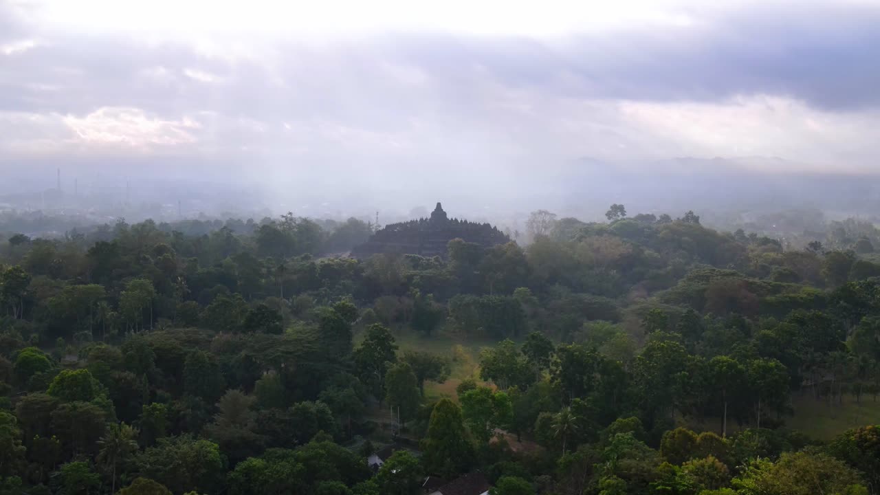 Tempio di Borobudur circondato dalla foresta in una giornata nebbiosa, vista aerea