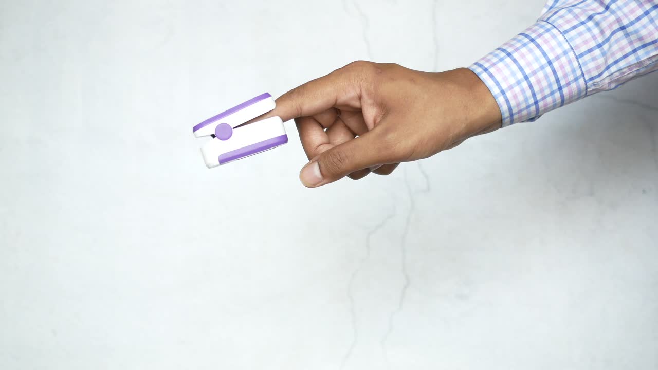 persona que utiliza un oxímetro de pulso