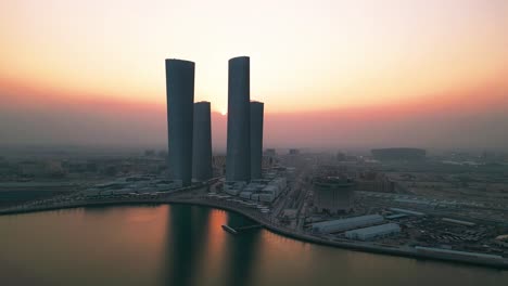 toma de drones de lucail towers en qatar al atardecer