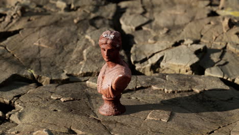 Alte-Statue-Einer-Frau-Auf-Felsigen-Steinen