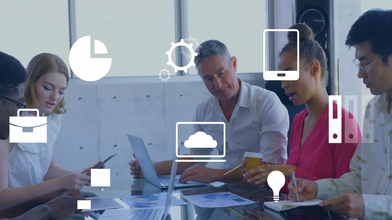 animación de múltiples iconos digitales contra un equipo diverso de colegas discutiendo juntos en la oficina