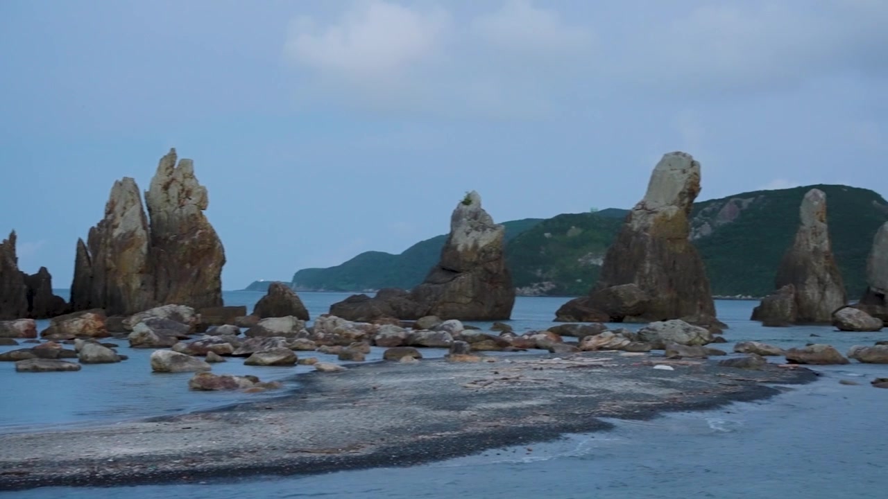 Những tảng đá magma cao tại Hashigui-Iwa, những cột đá đứng tại Vịnh Kushimoto, Nhật Bản