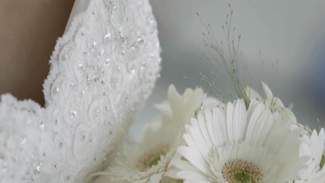 Beautiful-bride-holding-her-bouquet-of-daisies-