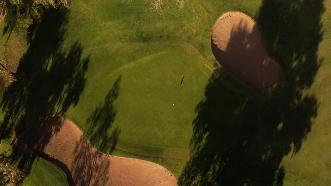 골프 그린과 커의 미학적 회전 공중 촬영