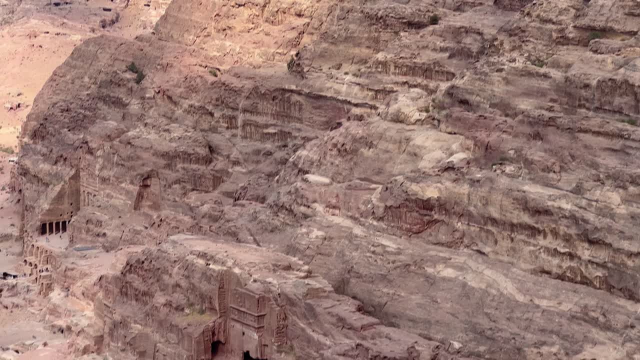 inclinarse para revelar tumbas talladas en la piedra arenisca en petra, jordania
