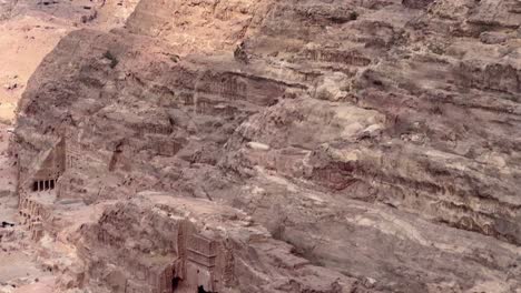Inclínese-Hacia-Abajo-Para-Revelar-Tumbas-Excavadas-En-La-Piedra-Arenisca-En-Petra,-Jordania.