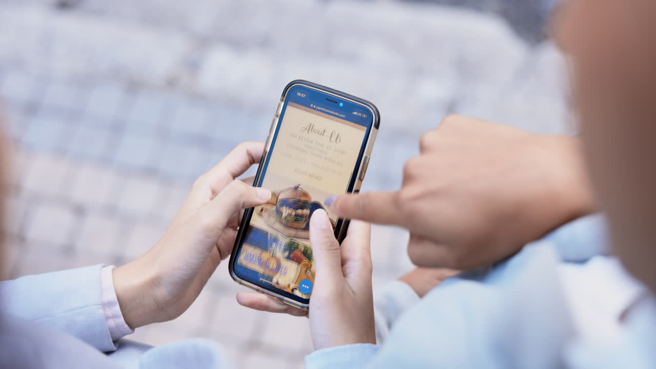 음식 배달을 위해 손, 전화 및 온라인 주문