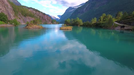 el lago lovatnet es una naturaleza hermosa de noruega.