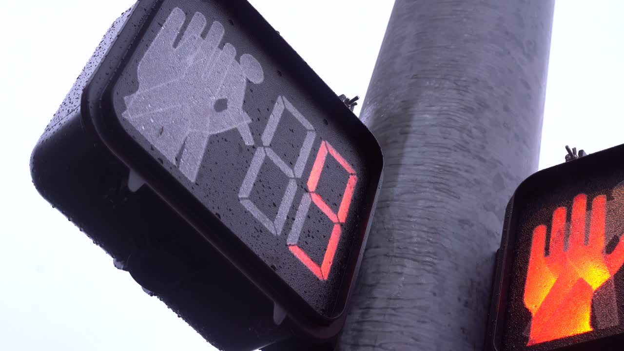 수신호로 횡단보도 신호