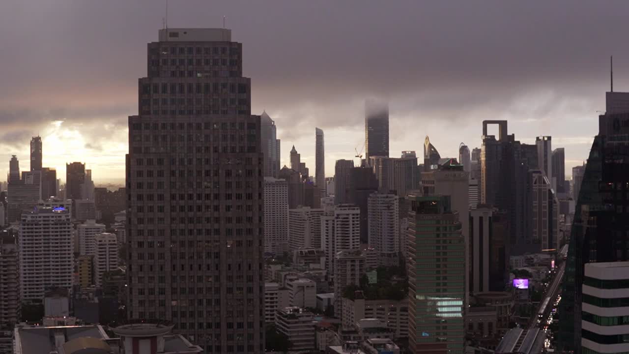 el horizonte de la ciudad de bangkok al atardecer en tailandia