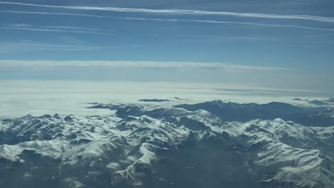 vista aérea de las montañas nevadas de los pirineos con niebla en la parte posterior