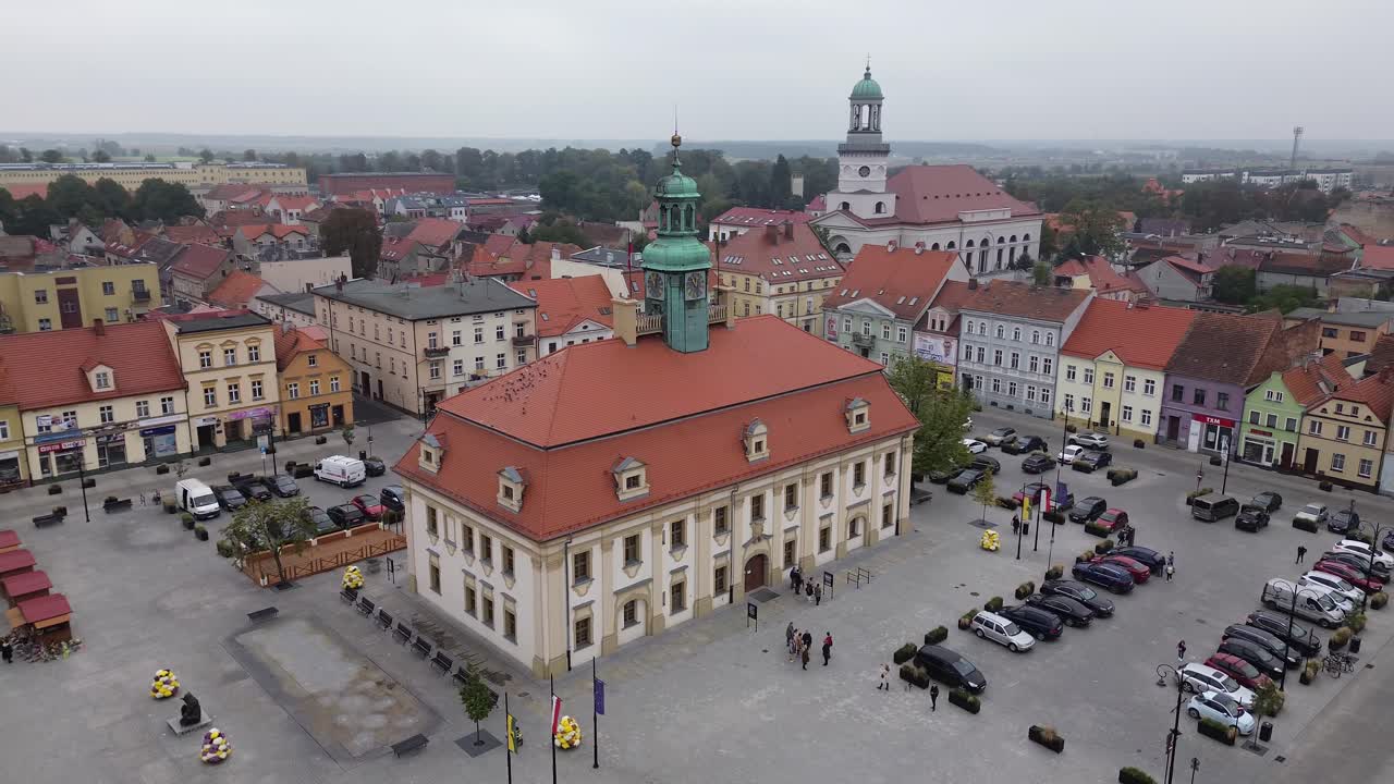 vista aérea de la circulación en la plaza de la ciudad en la vieja ciudad polaca en la plaça de la ciudad