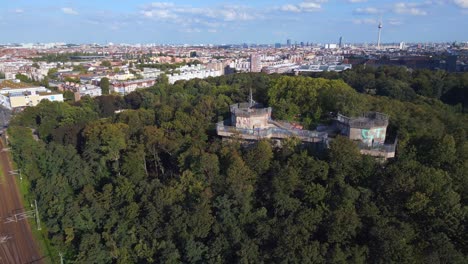 Herrliche-Luftaufnahme-Von-Oben,-Flug-Flakturm-Humboldthain-Bunker-2.-Weltkrieg,-Berlin-Mitte-Sommer-2023