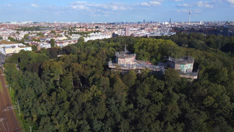 maravillosa vista aérea desde arriba vuelo torre antiaérea búnker humboldthain segunda guerra mundial berlin mitte verano de 2023