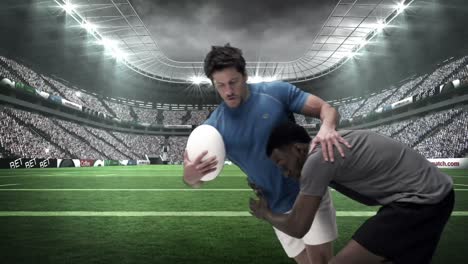 jugadores de rugby serios que se enfrentan a la pelota