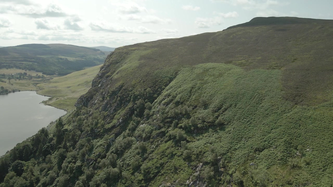 Wicklow, Irlanda - Un bellissimo Lough Tay, immerso tra maestose montagne - Ripresa aerea con drone