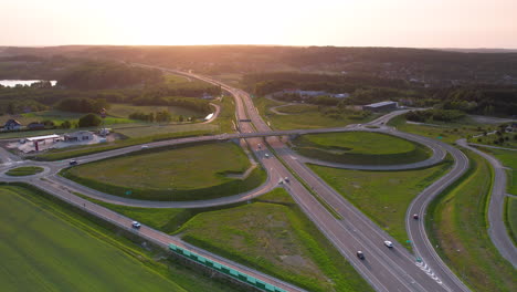 Autobahn-Auf-Der-Ausfahrt-Mit-Kreisverkehren-Auf-Dem-Land-Bei-Sonnenuntergang