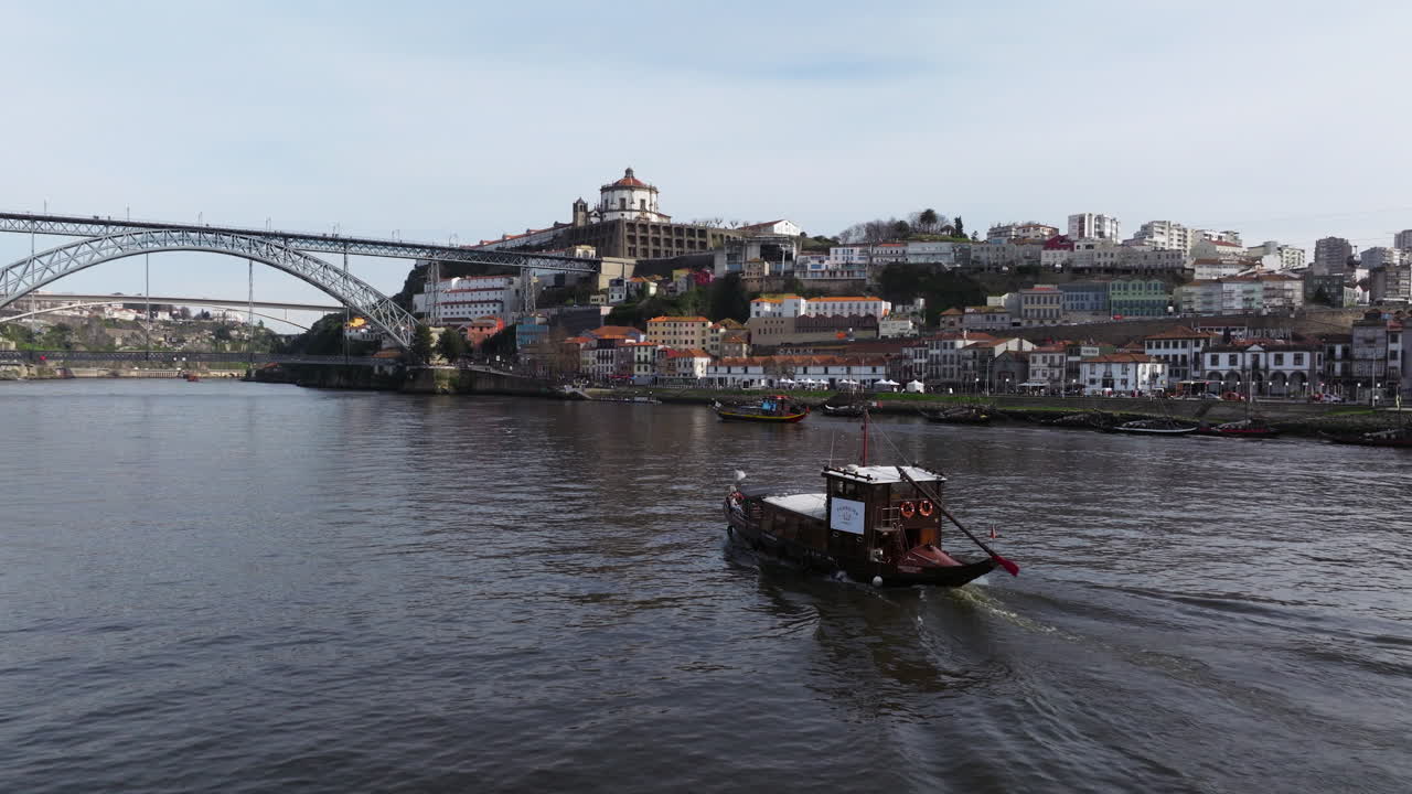 Vista ensolarada sobre o movimentado centro histórico do Porto