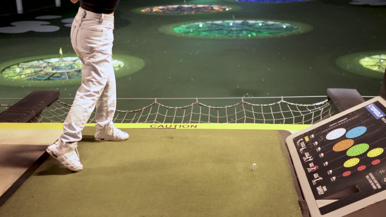 드라이빙 레인지 에서 골프 스 을 연습 하는 것