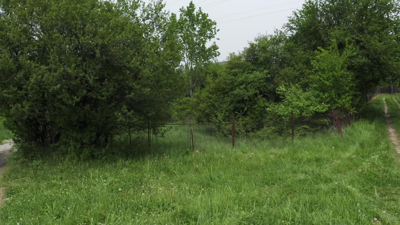 Tilbagetrækkende droneoptagelse af skovområderne i Tsarichina Hole Village, et sted populært for paranormale udenjordiske aktiviteter i Bulgarien