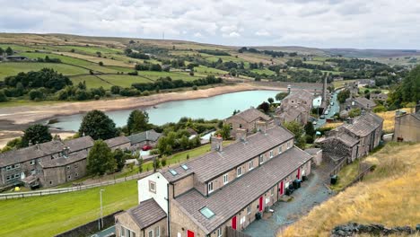 Toma-Aérea-De-Un-Dron-De-Un-Típico-Pueblo-Rural-Construido-En-Piedra-De-Yorkshire