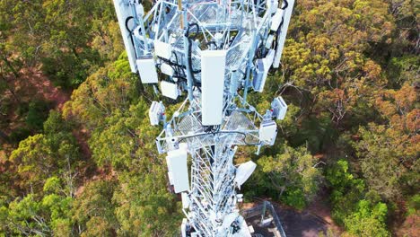 panning vista aérea de las torres de telecomunicaciones australianas