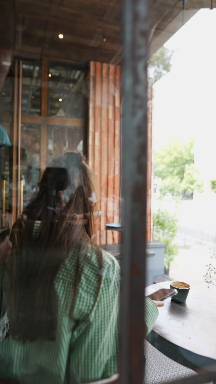 카페에서 휴식을 취하는 여자