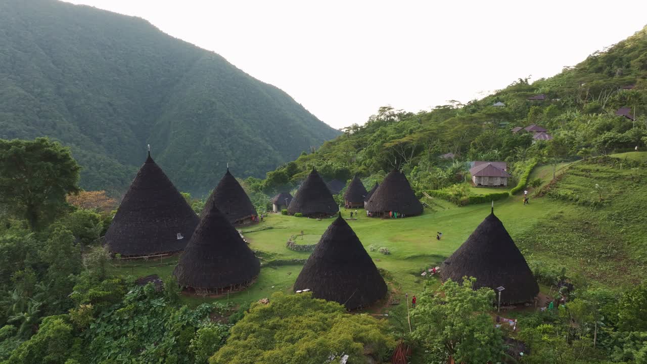 Buổi sáng mờ sương bao trùm những ngôi nhà làng cổ tại Wae Rebo, Indonesia