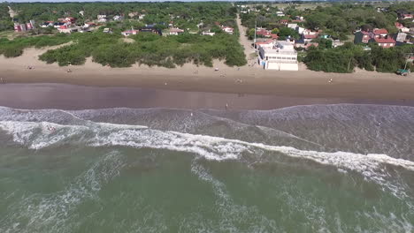 vista aérea de mar de ajo, pequeña ciudad de playa en la costa atlántica argentina