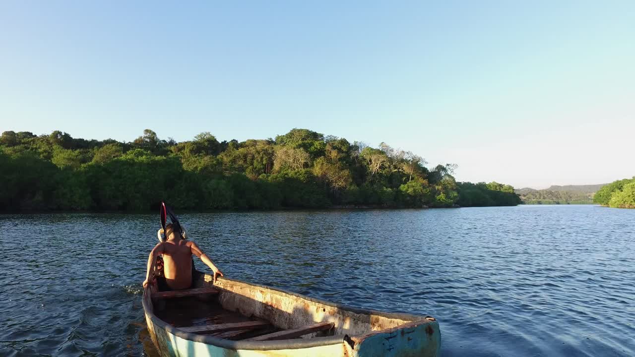 hombre bailando en balsa antigua en oaxaca mexico con máscara de diablo-3