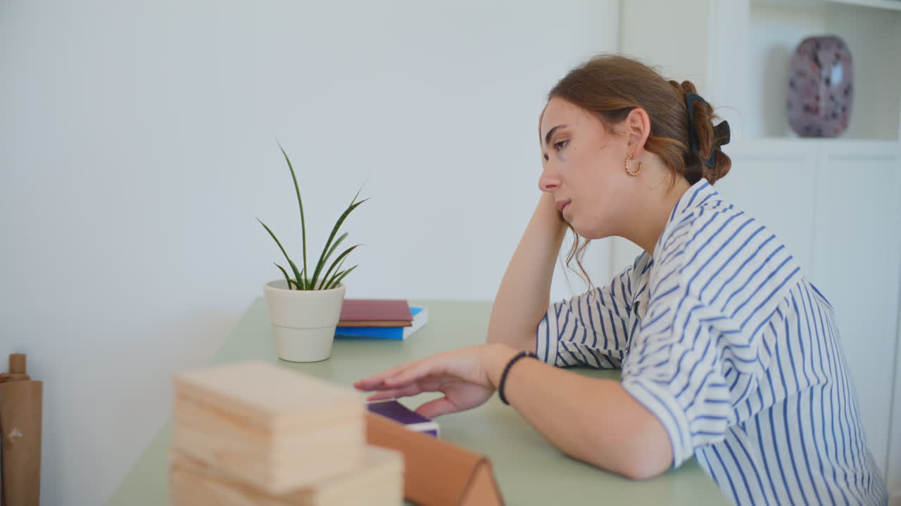 una mujer fracasada luchando por aprender en el escritorio.