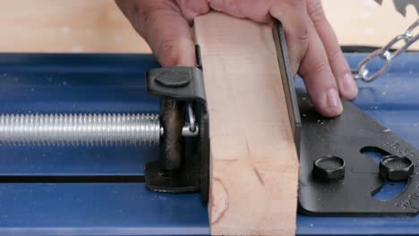 lock the wood on a circular saw to cut