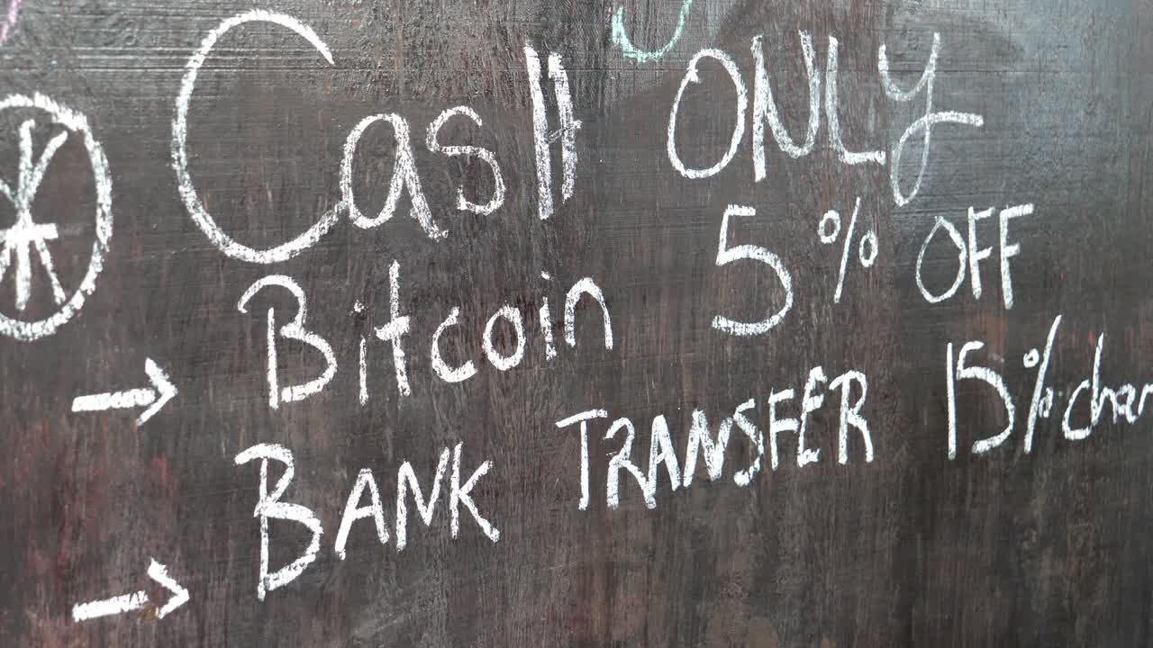 Inquadratura completa, una tavola di legno con un cartello scritto 'solo Bitcoin Cash' e sconto nella Bitcoin Beach a El Salvador, Messico.