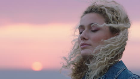 retrato de una hermosa mujer disfrutando de la tranquilidad de la playa al atardecer contemplando el viaje explorando la espiritualidad sintiendo la libertad con el viento soplando el cabello