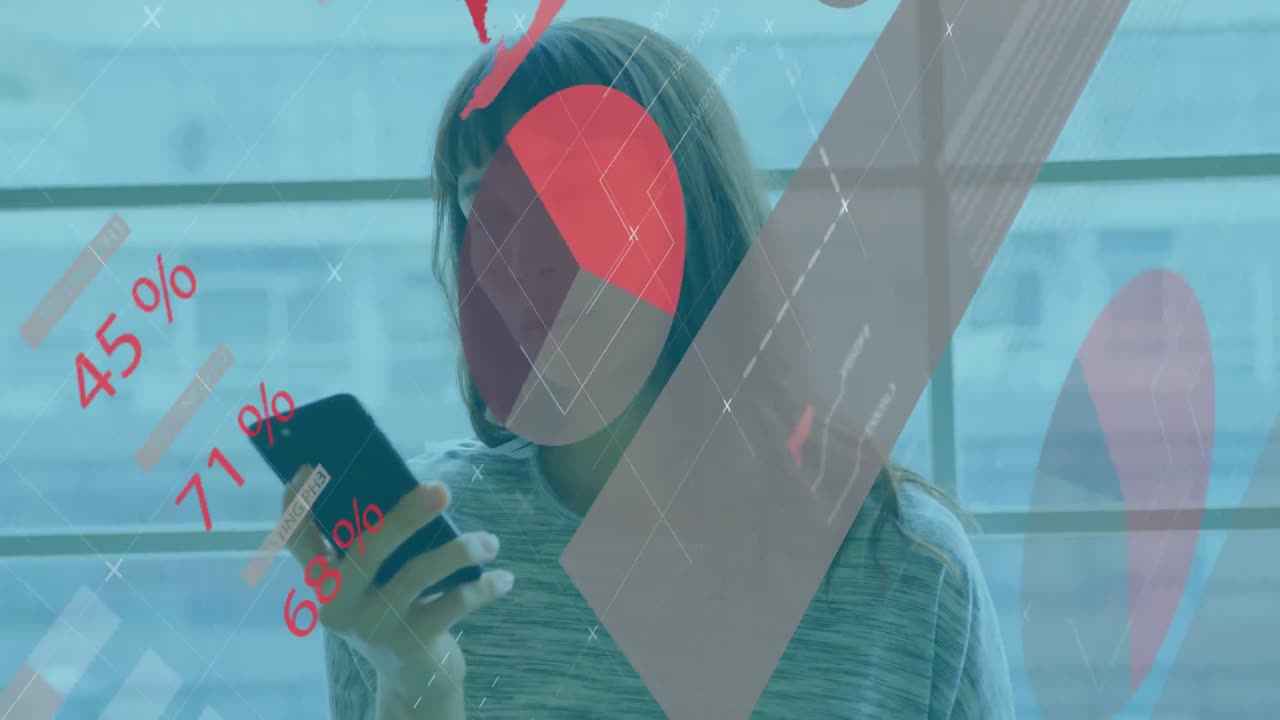 스마트폰을 사용하는 두 인종의 사업가 여성에 대한 금융 데이터 처리 애니메이션