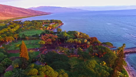 Resort-along-the-coast-at-sunset-in-Hawaii