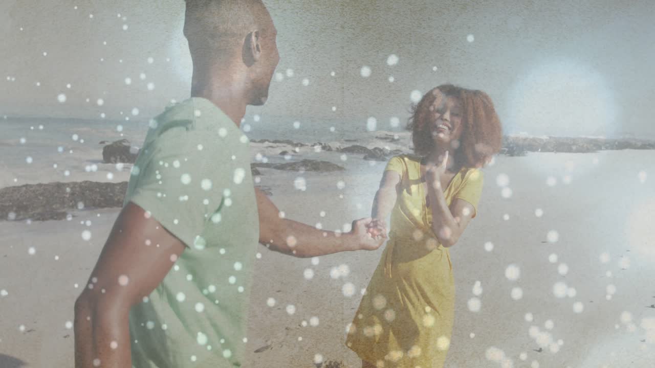 Homme lui tendant la main, la guidant le long du rivage, avec un effet de bokeh ludique tourbillonnant et des éléments marketing flottants en surimpression.