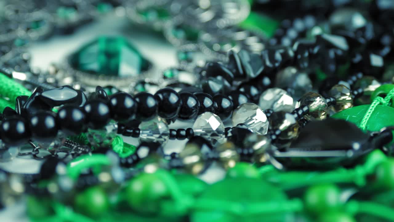 보석, 구슬, 클로즈업, 회전, 아름다운 반이는, 반이는 보석, 보석, 매크로, 다양한 색상의 많은 구슬, 다양한 보석, 돌 제품, 녹색 말라키트 구슬