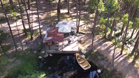 Una-Pequeña-Casa-Pintoresca-En-Un-Lago-En-Un-Bosque-Sereno