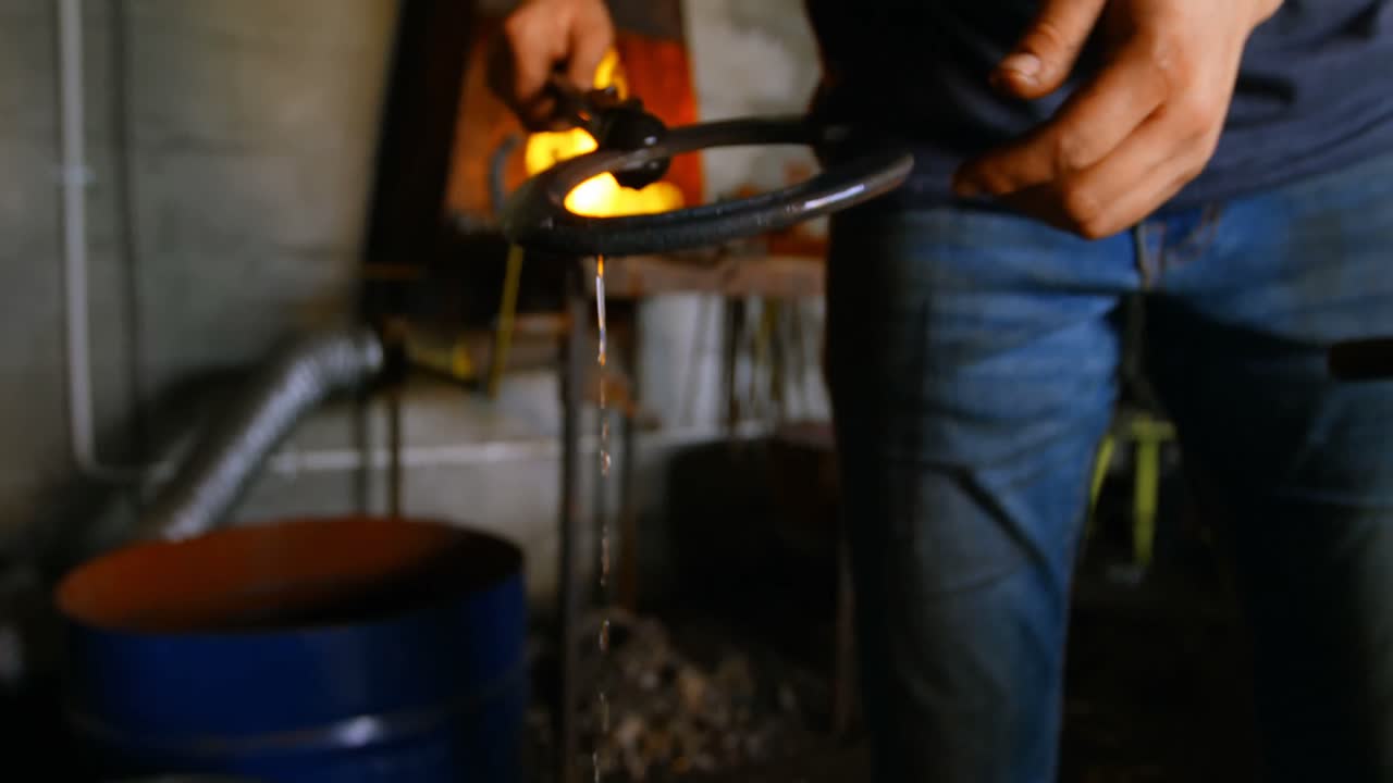 metalúrgico quitando la herradura del agua 4k