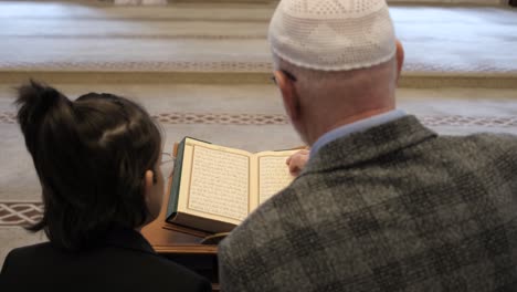 Quran-Lessons-in-Mosque