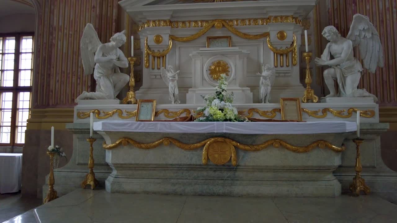 empuje la toma de un altar religioso en slavkov u brna, república checa