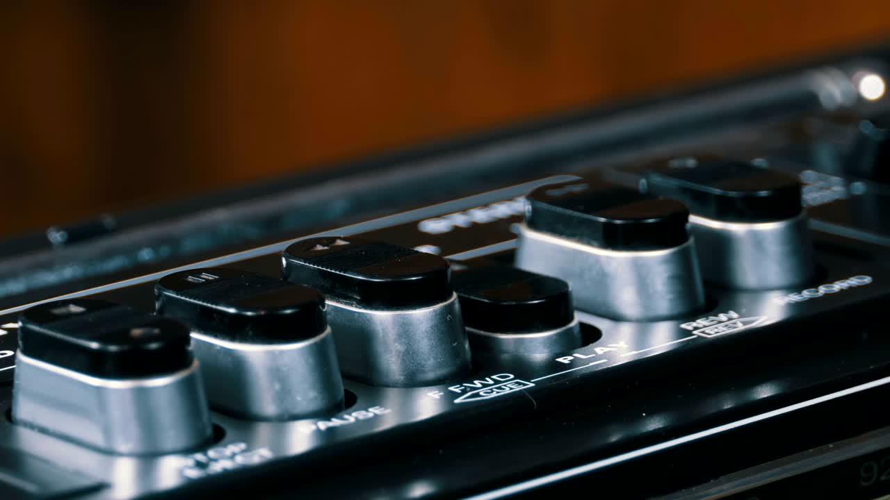 테이프 레코더의 버튼을 누르면 재생, 멈추기, 녹음, ff, rew