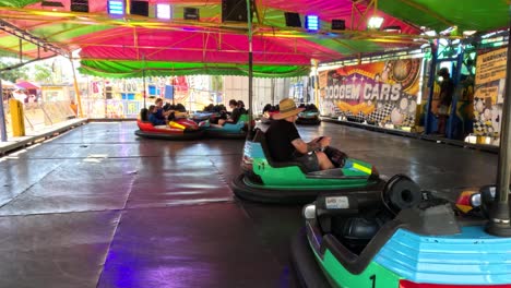 emocionante paseo en coche en un parque de atracciones