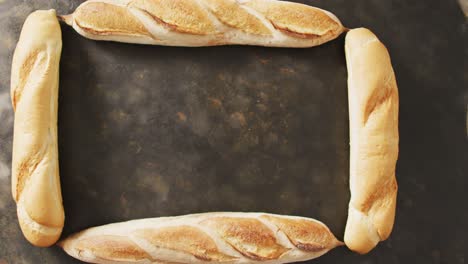 video de cuatro baguettes formando un rectángulo en una superficie negra