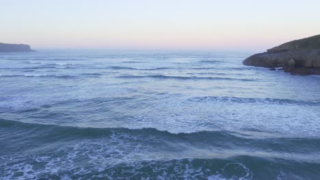 paesaggio marino del tramonto della baia di biscaglia dalla pacifica costa cantabrica spagnola
